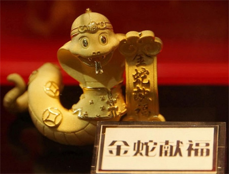 Một[-]chú[-]rắn[-]nhỏ[-]khác[-]làm[-]bằng[-]vàng